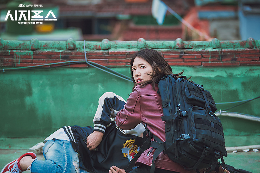 地表最強女主角《薛西佛斯的神話》朴信惠！盤點她在劇中數款造型，軍風潮流成時尚寵兒